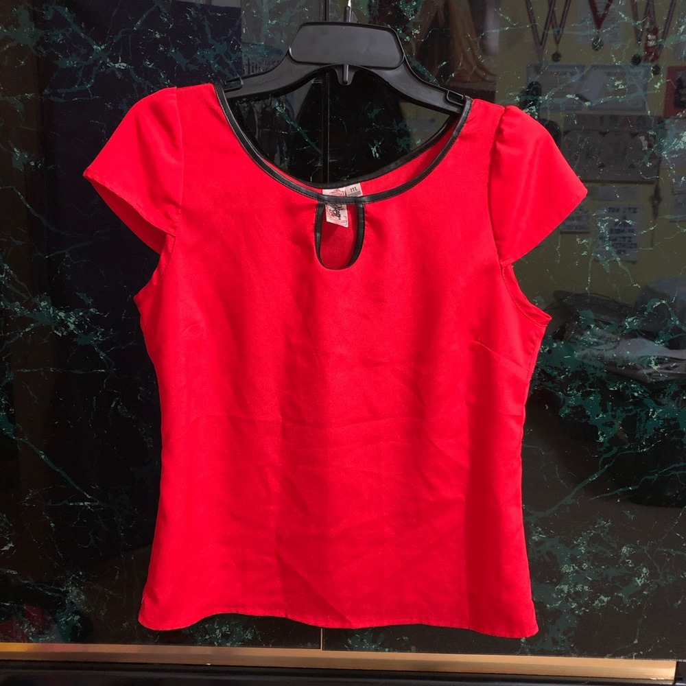 Red blouse ๐ - Picture 2 of 3